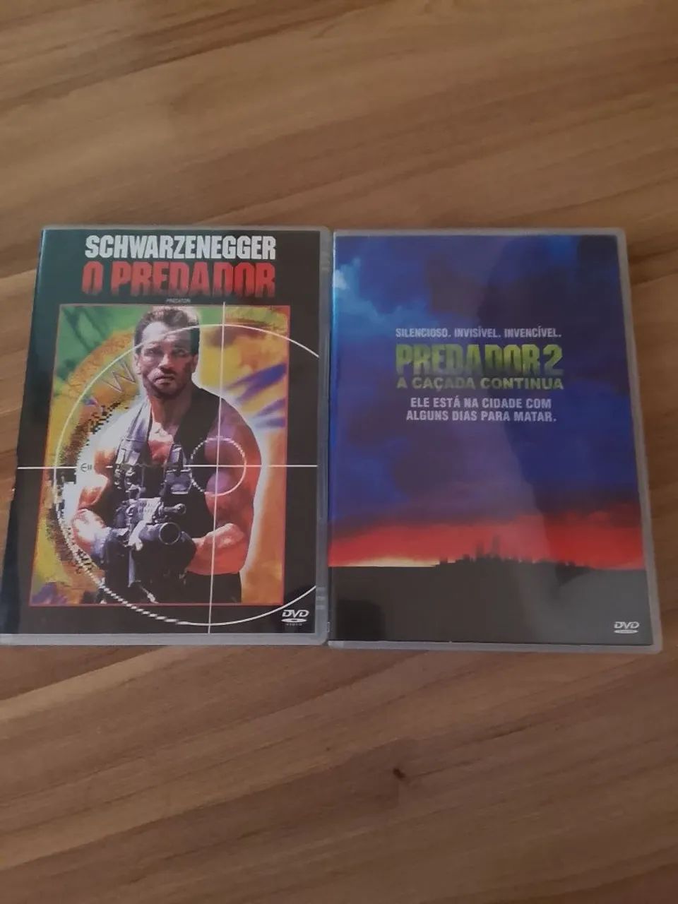 Vendo 2 DVDs: O Predador e Predador 2 A Caçada Continua. Usado, original em ótimo estado!