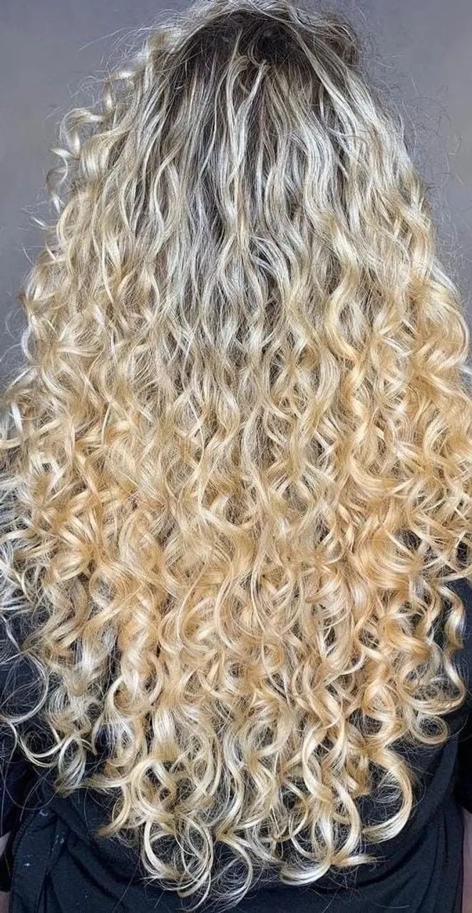 Cabelo loiro cacheado dos sonhos 