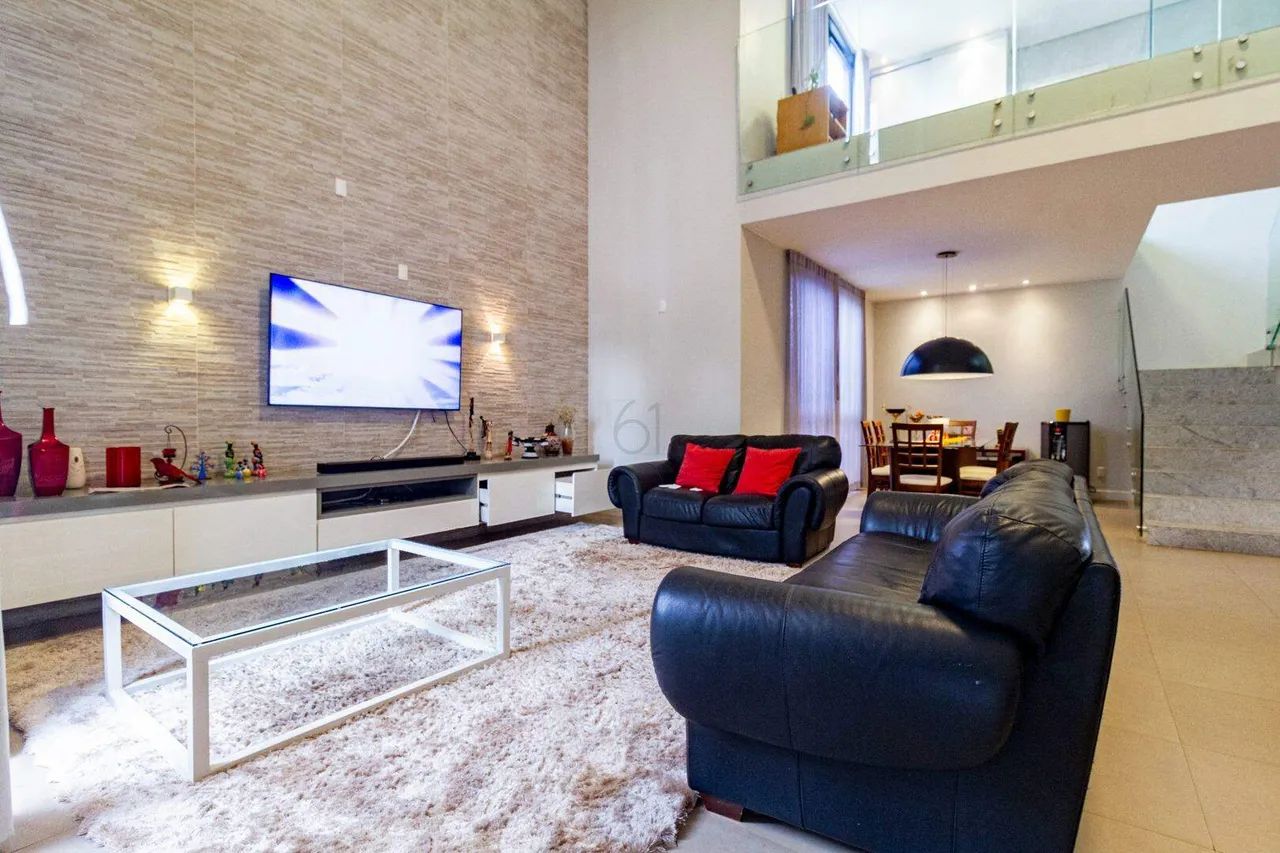 Linda Casa com 5 QTS e 4 Suítes e ainda aceita Permuta.
