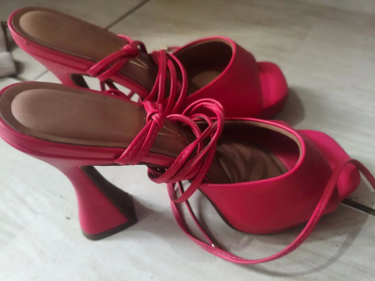 Sapatos e roupas  - Foto 2