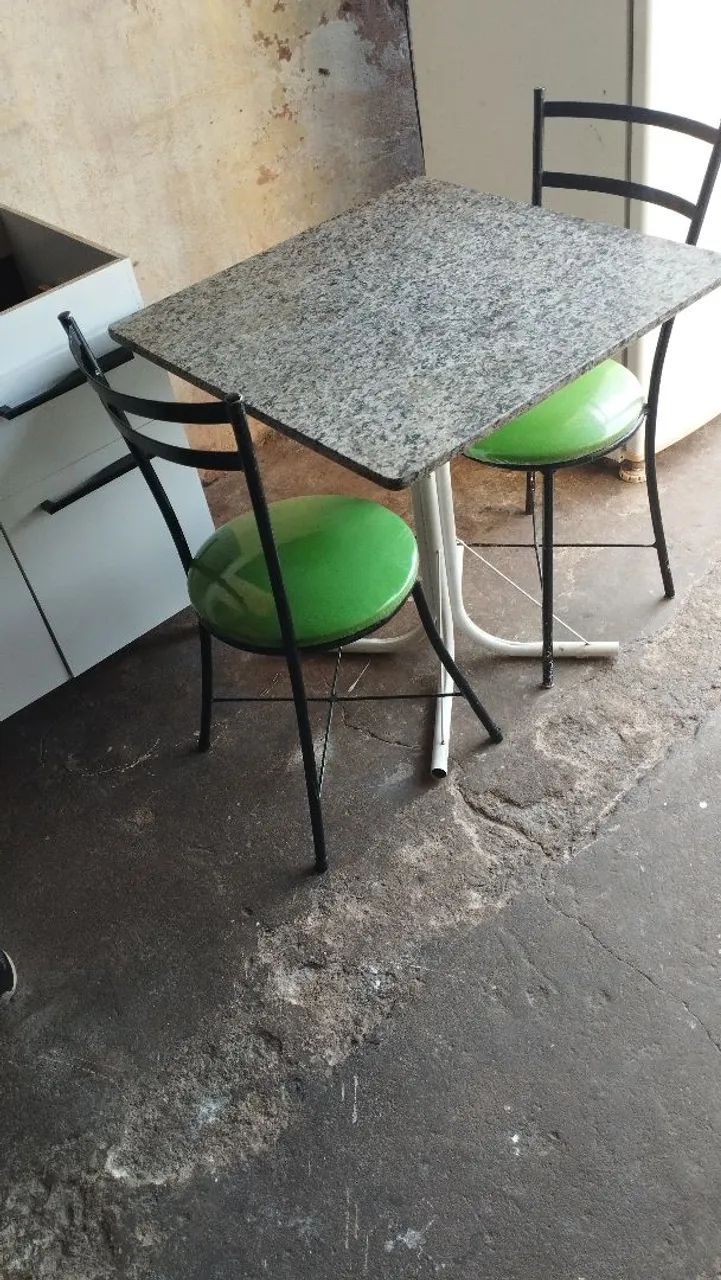 Mesa de mármore com 2 cadeiras  - Foto 2