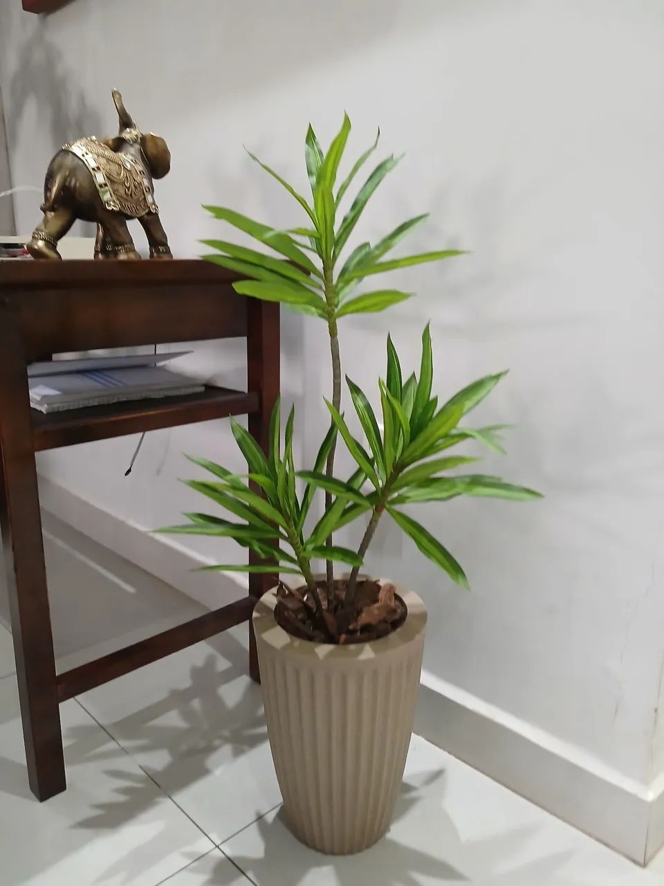 Vaso com yucca artificial para decoração 