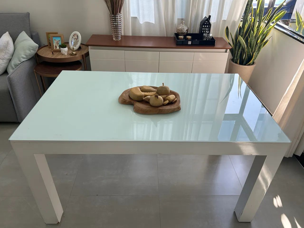 Mesa em Madeira laqueada com tampo de vidro. - Foto 3