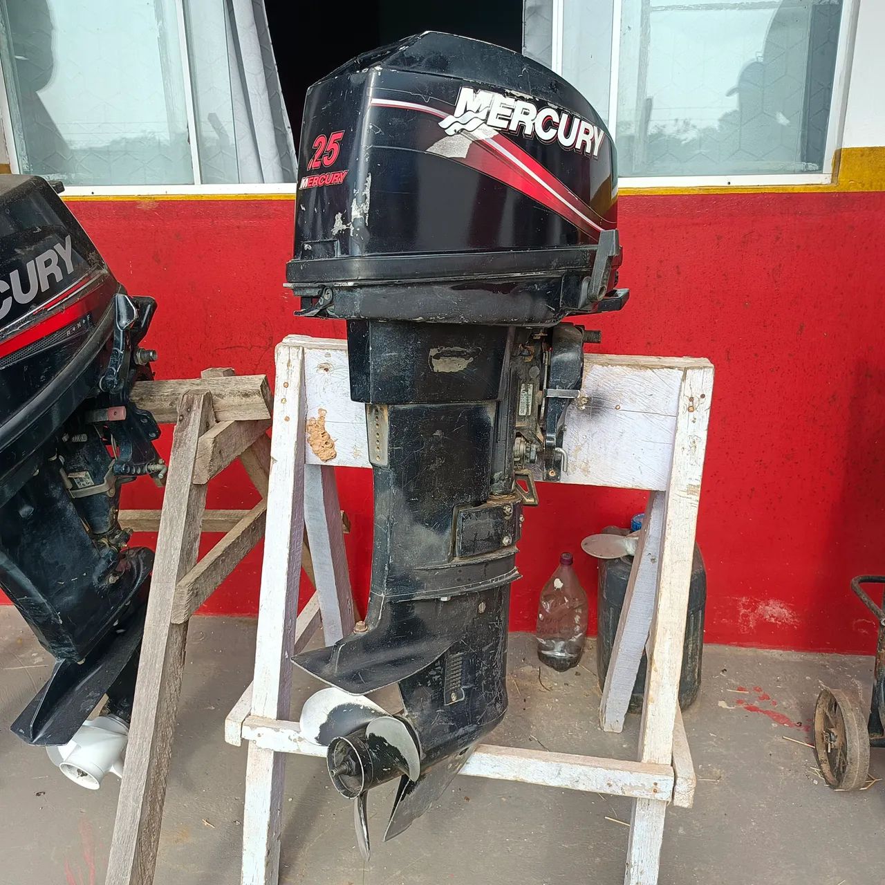 Vendo motor Mercury de 25hp com barco navegável  - Foto 3