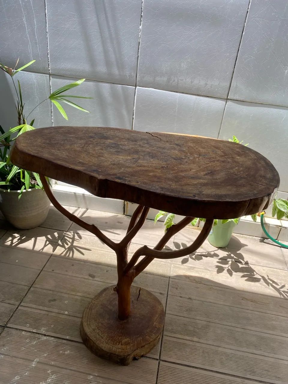 Mesa decorativa rústica em madeira natural