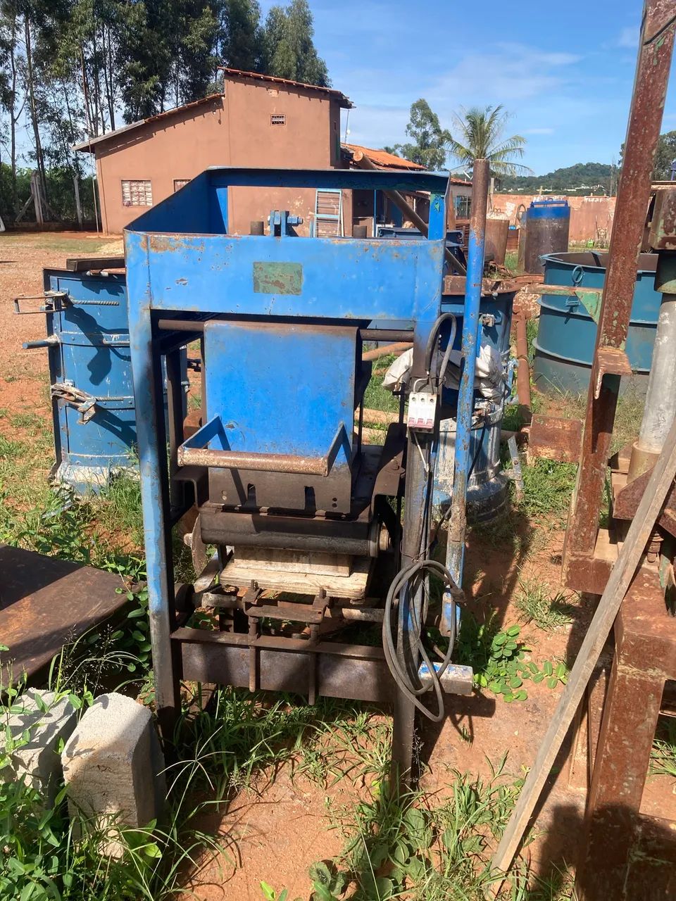 Complete concrete block making machine with board and cart