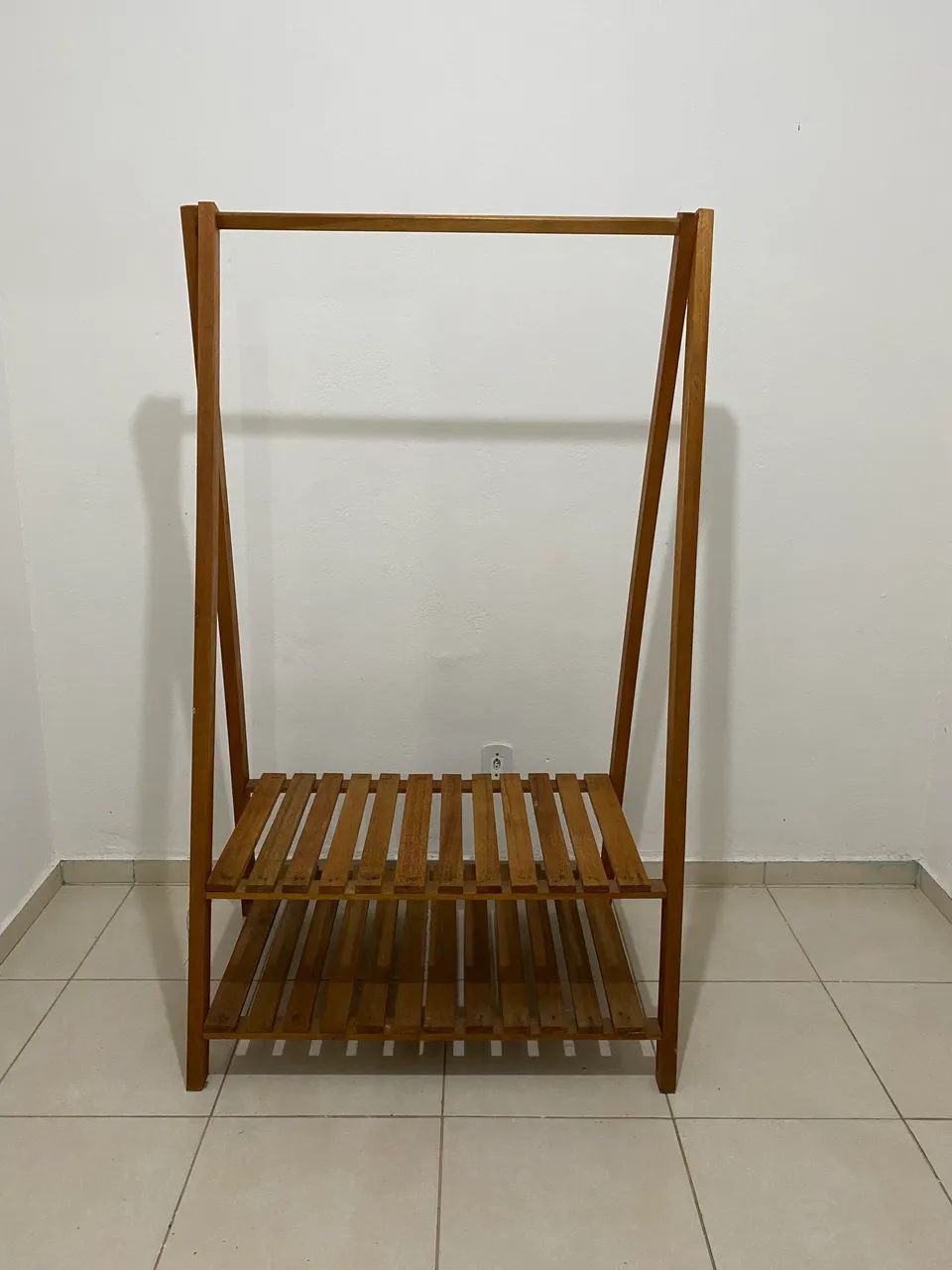 Arara de roupas de madeira - Foto 2