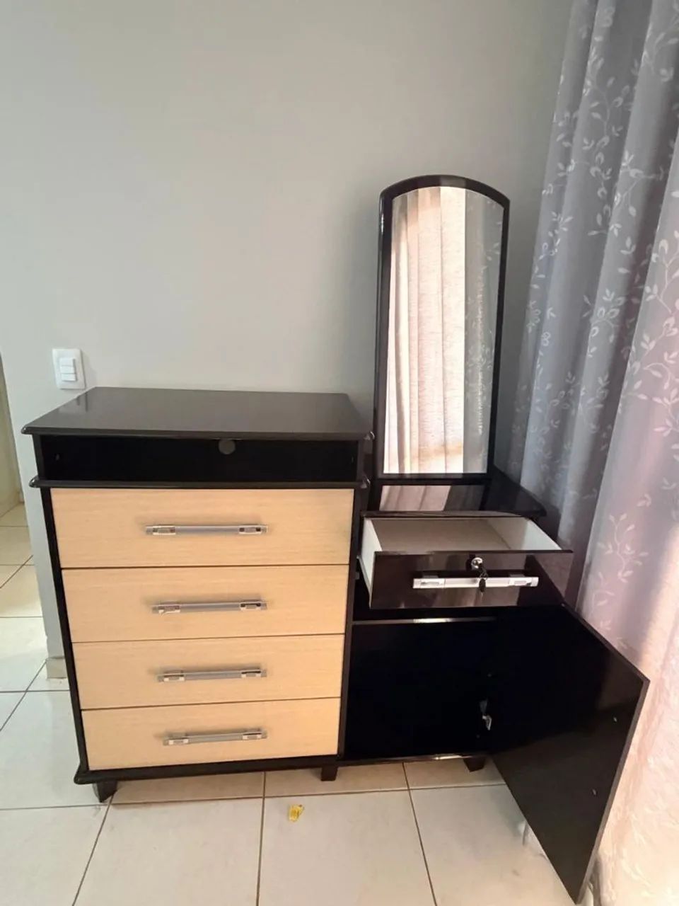 Cômoda com sapateira e espelho