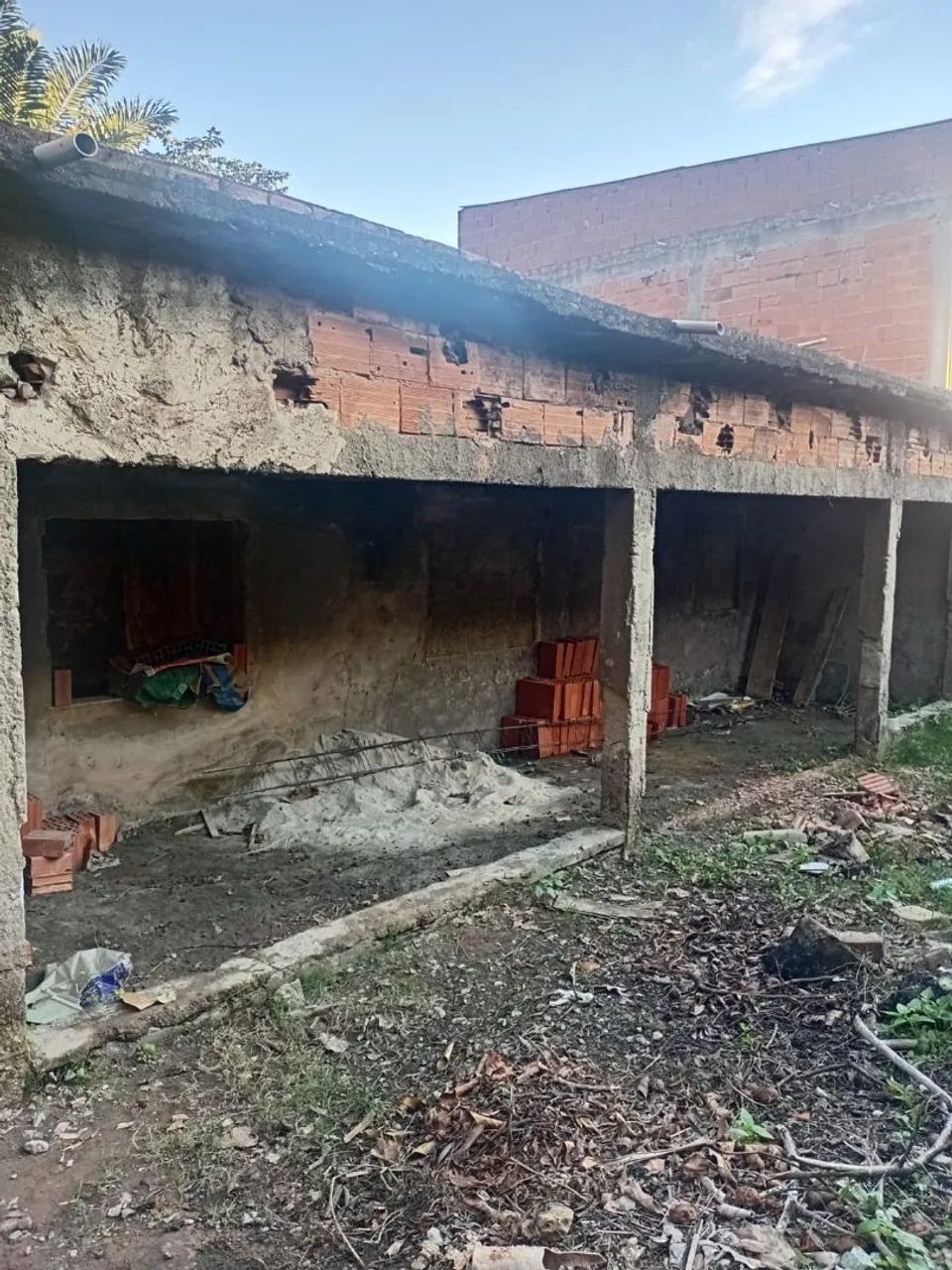 Vendo casa com terreno grande e duas quitinetes  - Foto 3