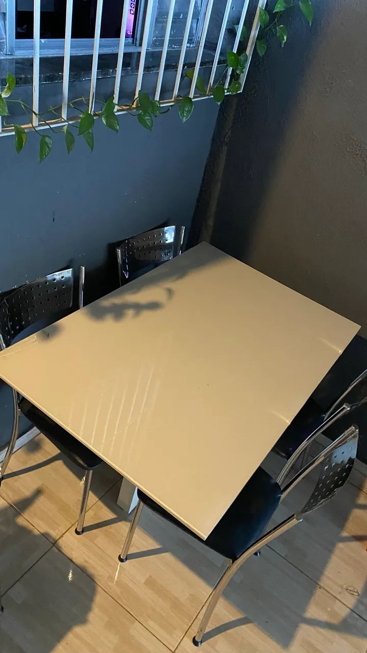Mesa de vidro e cadeiras de couro - Foto 5