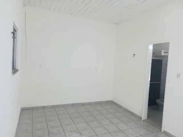 Apt. tipo Kit-Net, suíte, sala c/cozinha amer. e área de vent.e serviço. Av. Fer. Guilhon 