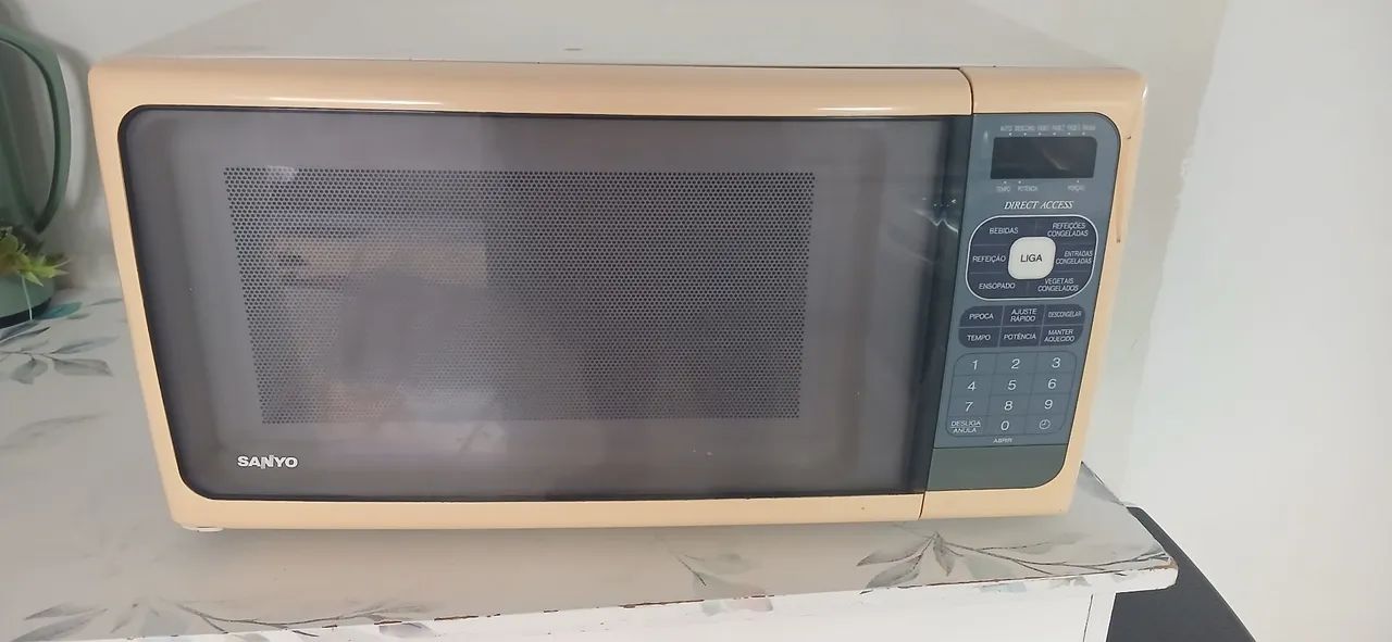 Micro-ondas da marca Sanyo usado