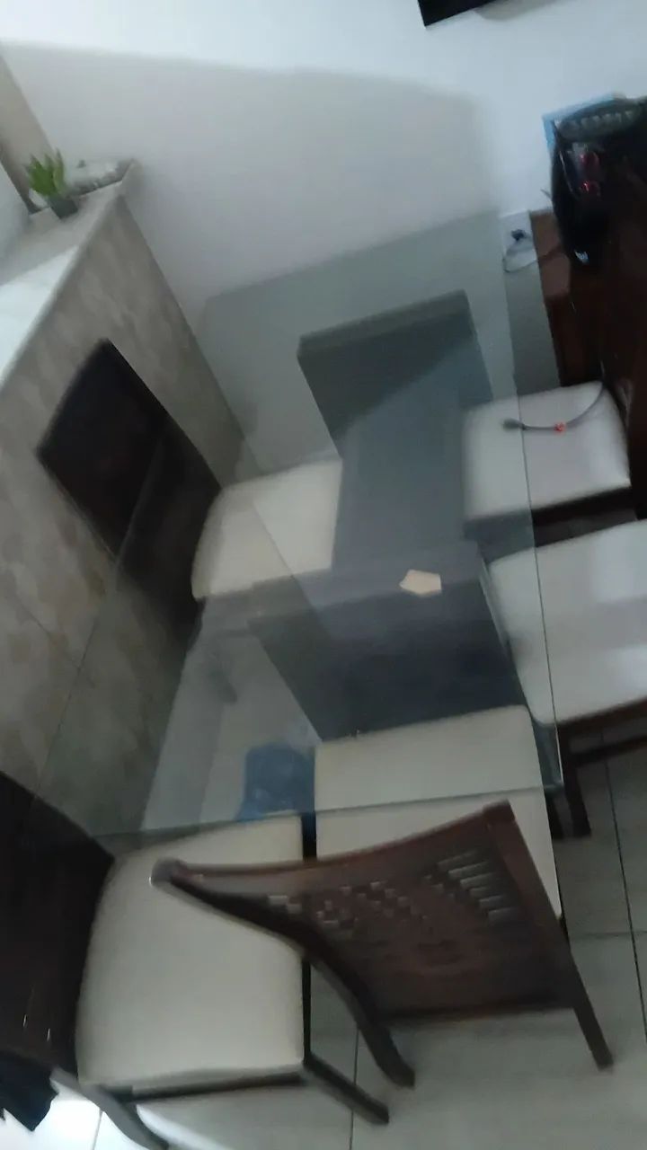 Mesa De Vidro com base madeira/ 4 Cadeiras - Foto 3