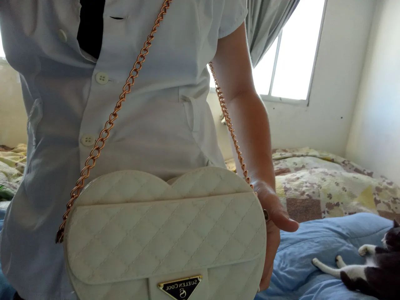 Bolsa de Coração Branca e Dourada - Foto 3