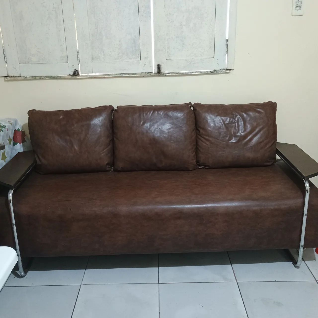 Lindo sofá estiloso e elegante couro sintético. - Foto 4