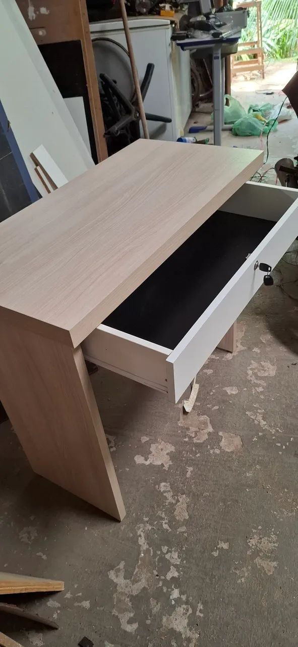 Escrivaninha / mesa com gaveta e chave  - Foto 4