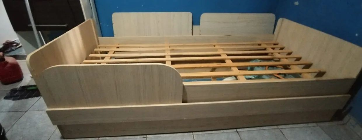 Cama de solteiro com cama auxiliar.