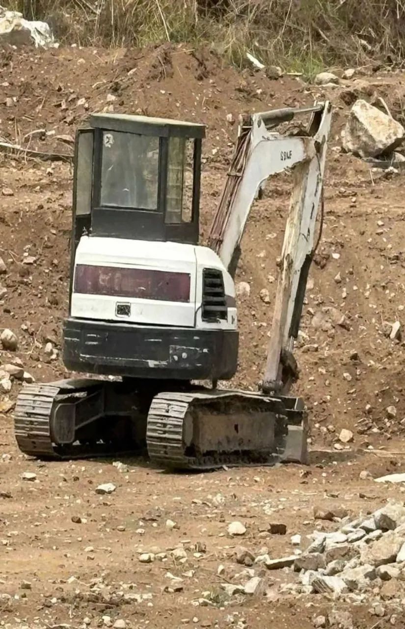 Mini escavadeira Bobcat E50 cabinada  - Foto 5