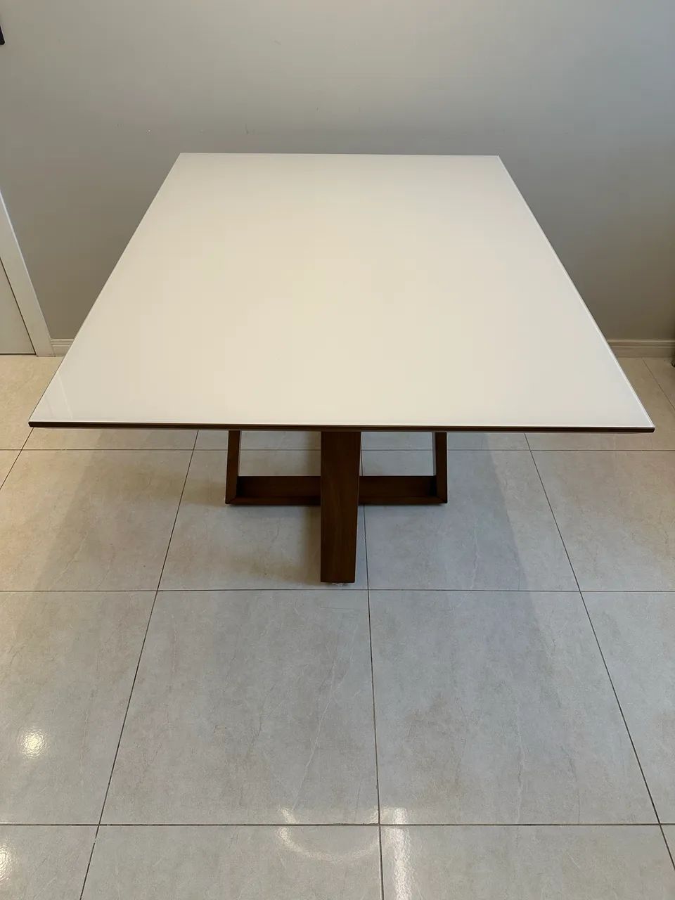 Mesa em jequitibá com tampo de vidro