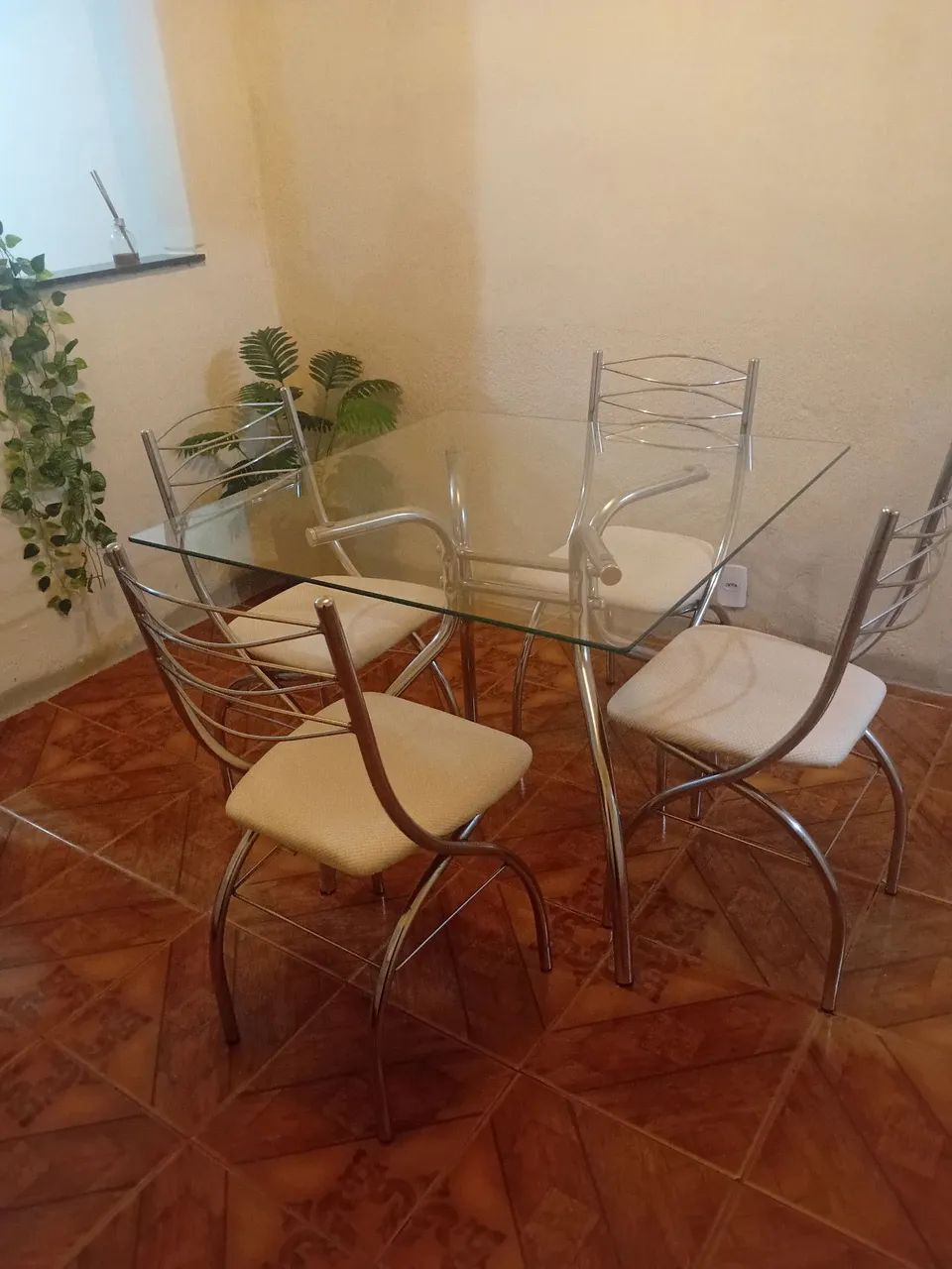 Vendo uma mesa de 4 cadeiras de alumínio 