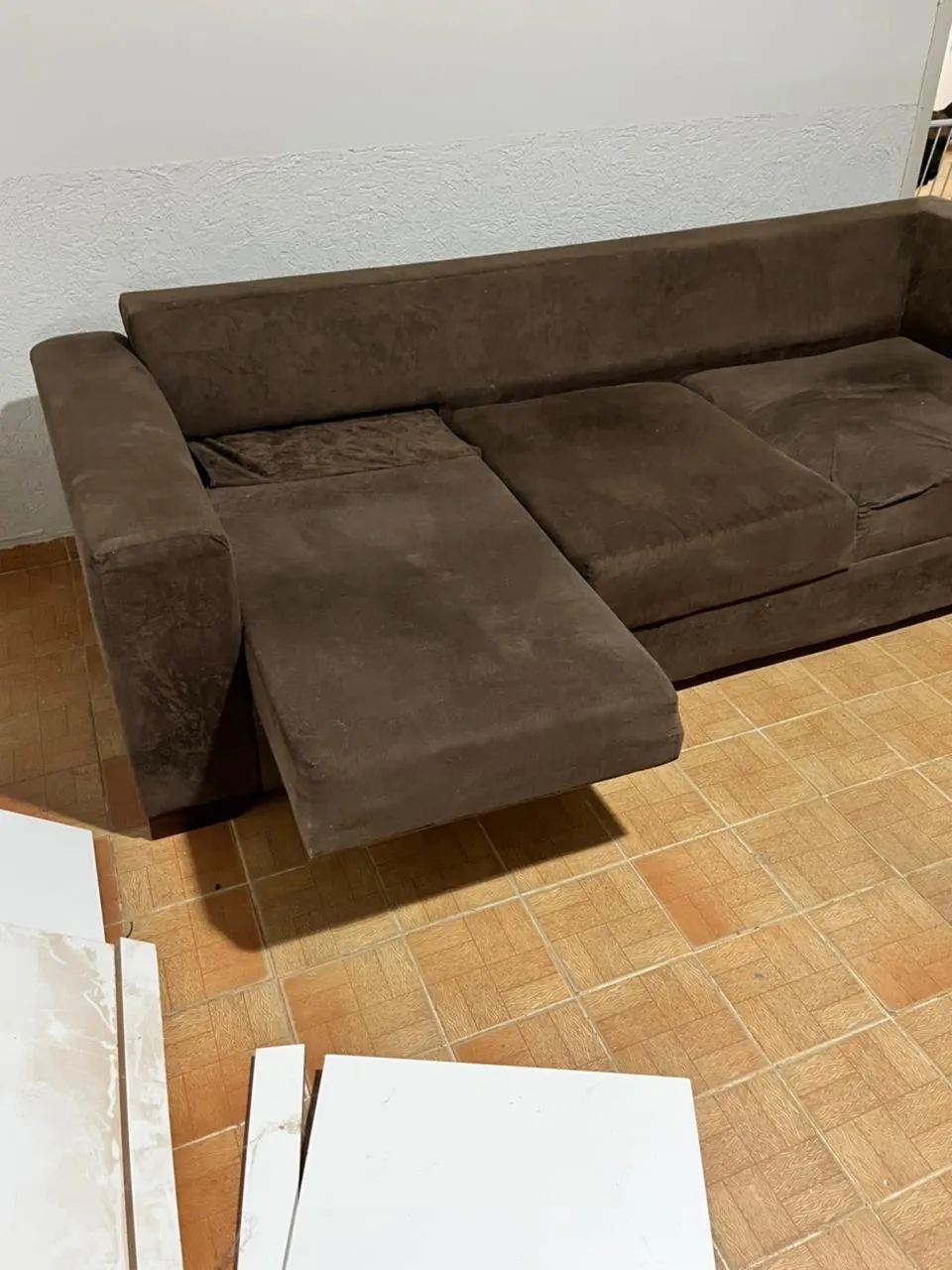 SOFÁ 3 LUGARES COM CHAISE MARROM 65704309184897125