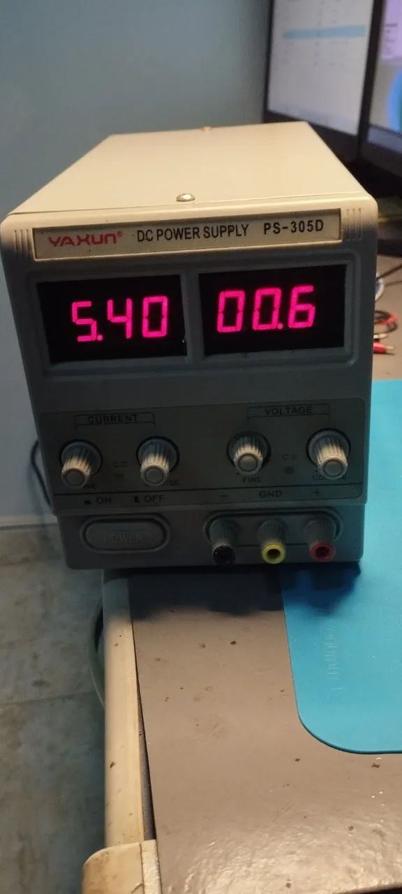 Fonte de bancada Yaxun com Defeito
