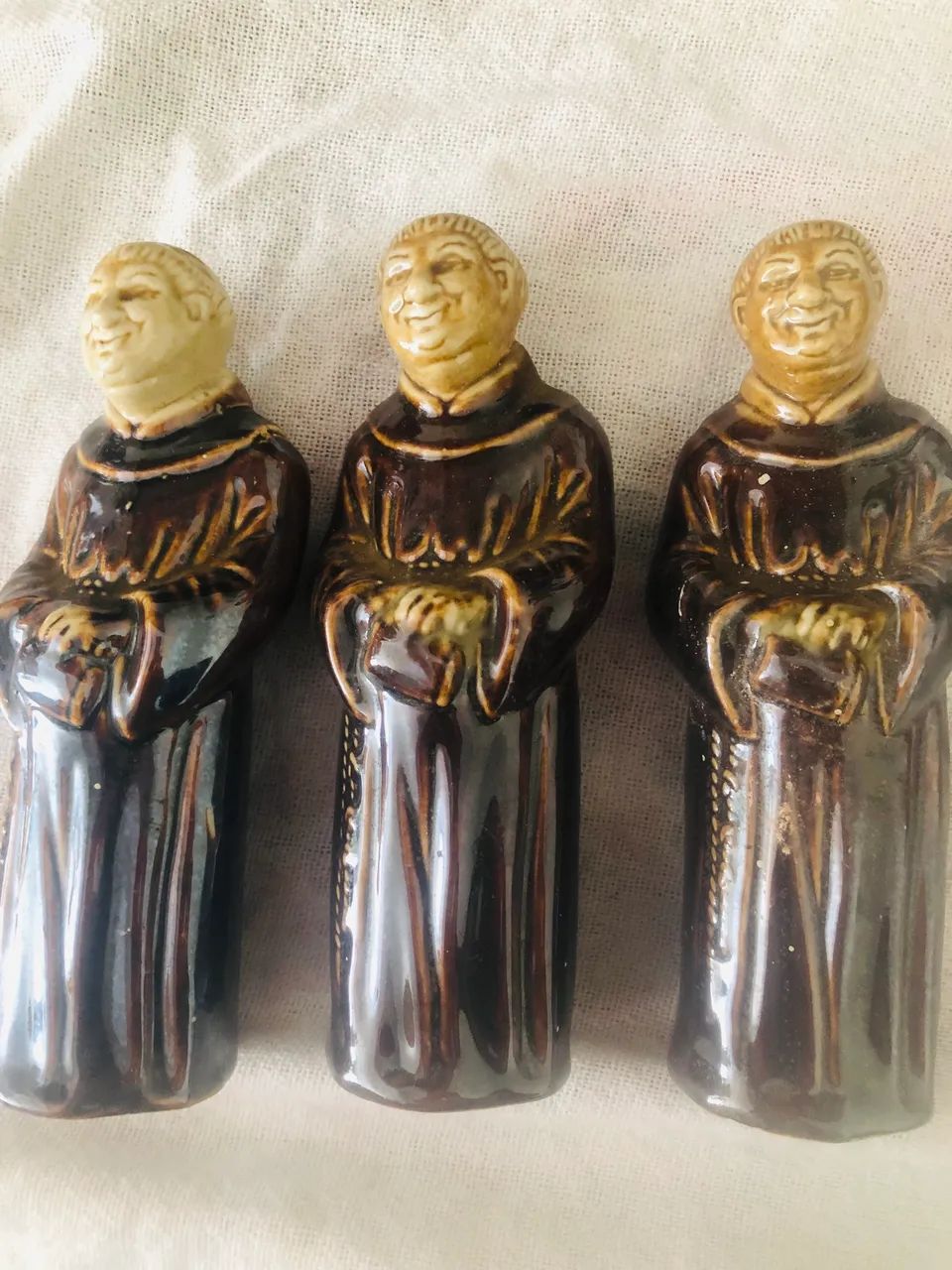  frade franciscano em porcelana esmaltada marrom - Foto 2