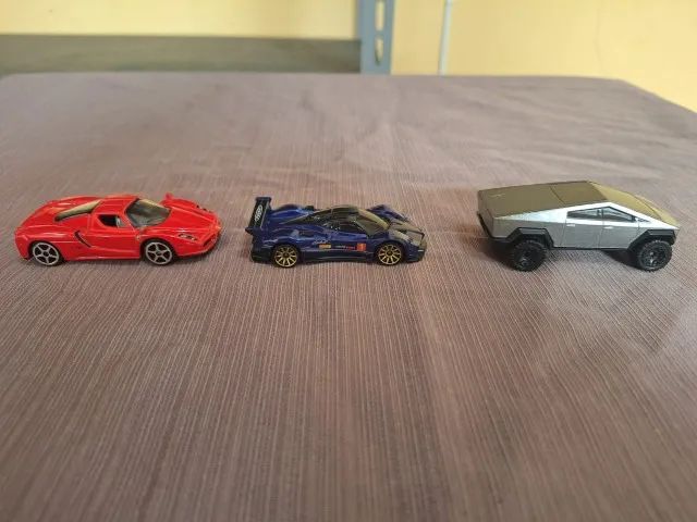 3 carrinhos usados, ferrari burago e outros hotwheels - Foto 3