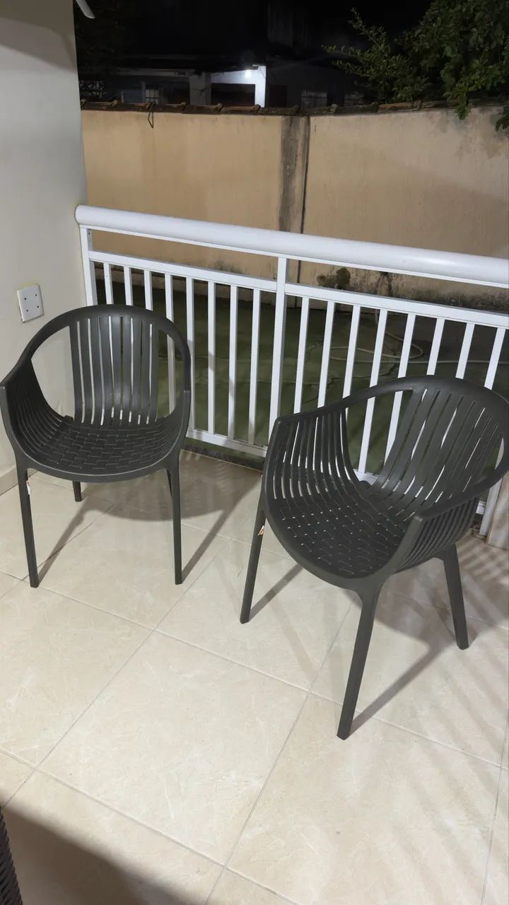 Conjunto de mesa com 4 cadeiras mais 2 bancos área externa marca PLASÚTIL   - Foto 2