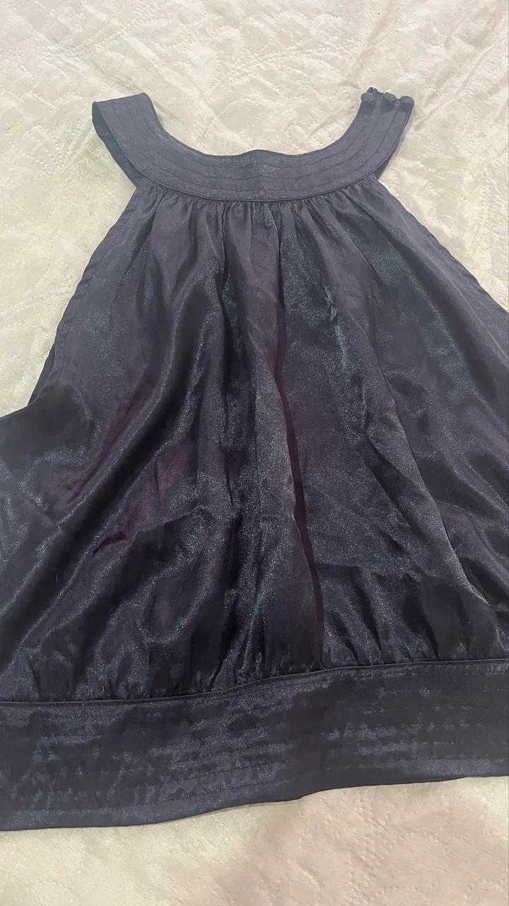 Blusa preta acetinada 