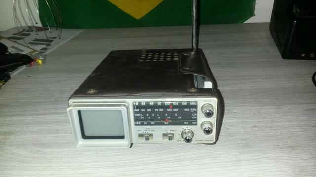 Mini tv preto/branco e rádio