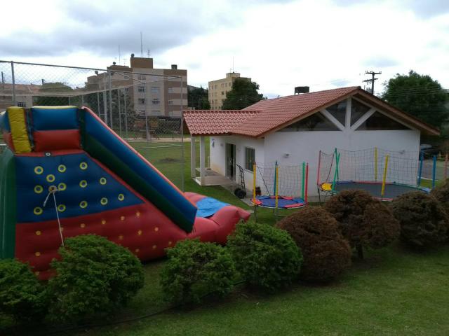 Tobogã gigante inflável pebolim e mais