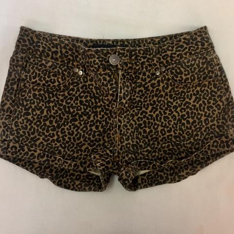 Short jeans oncinha