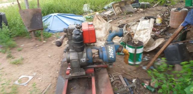 Vende de uma bomba e uma carroceria da Hilux