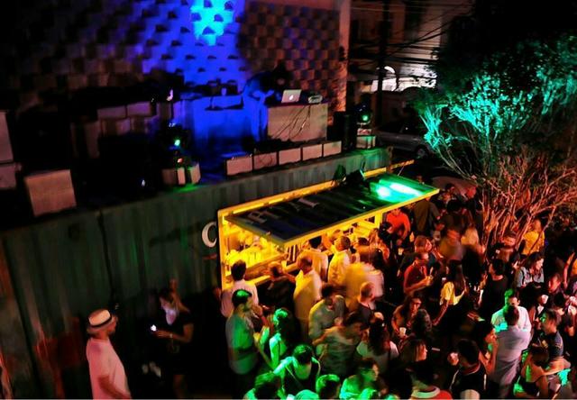 Bar completo em container