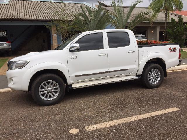 Toyota Hilux Branca 14/15 SRV com controle de estabilidade e roda aro 17 - TOP - 2015