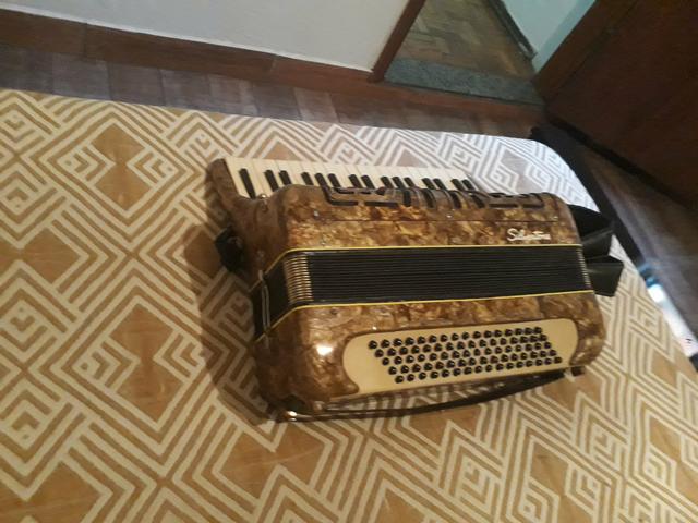 Acordeon Silvertone 80 baixos - Foto 5