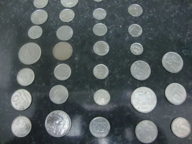 43 moedas antigas + 2 moedas internacional - Foto 4
