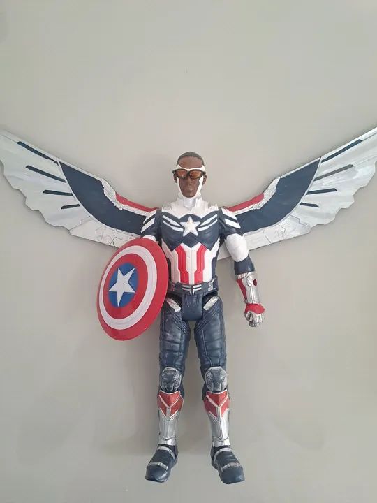 Boneco Falcão América Customizado Marvel - 30 cm - Foto 5