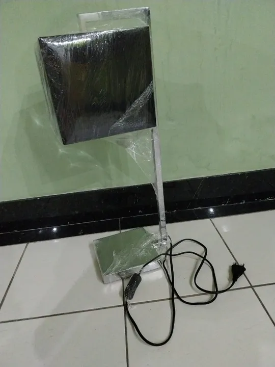 Abajur de mesa quadrado escovado preto