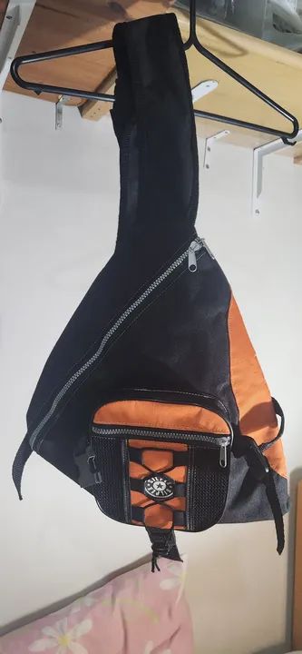 Mochila unisex em formato de triângulo 