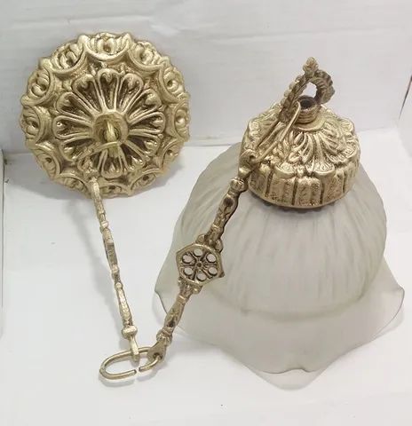 um lustre pendente em bronze - Foto 4