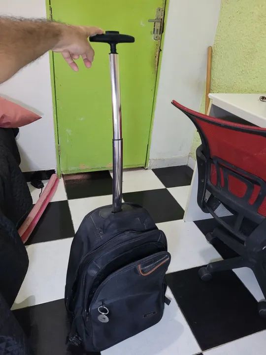 Mochila de rodinha  para notebook - excelente estado - Foto 6