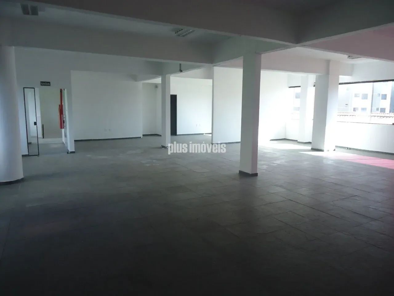 sala comercial com 200 m2 de vão livre, 2 vagas, próximo a AV. Giovanni Gronchi
