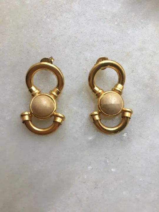 belíssimo par de brincos dourado com pedra bege