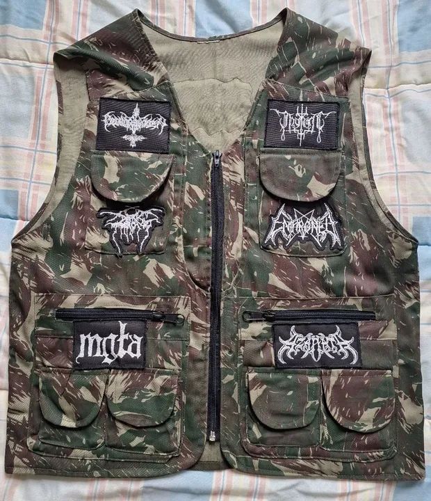 Colete camuflado com patchs bandas metal extremo P<br>