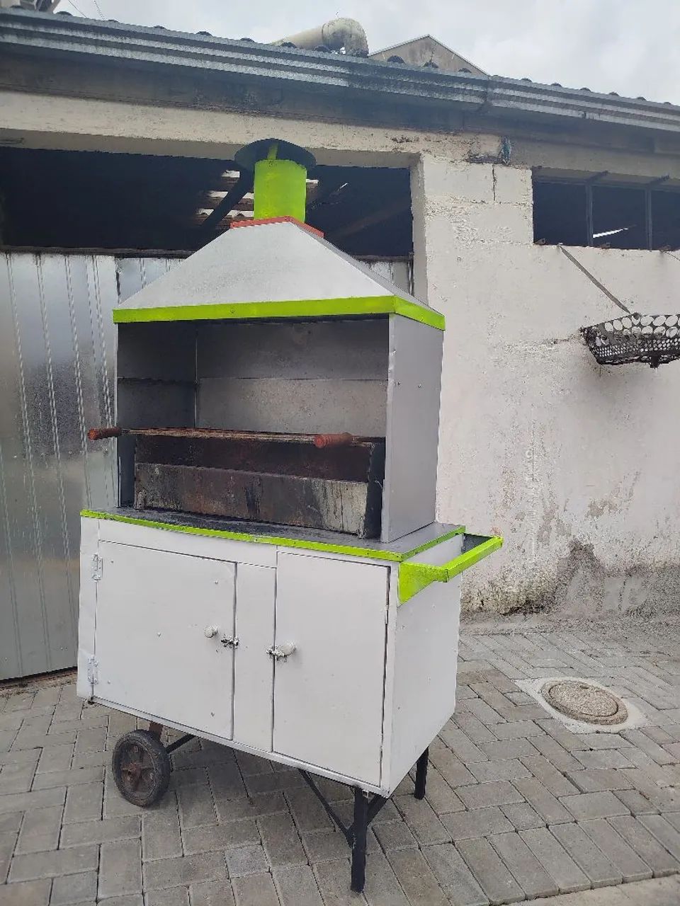 Churrasqueira de Ferro com Carrinho