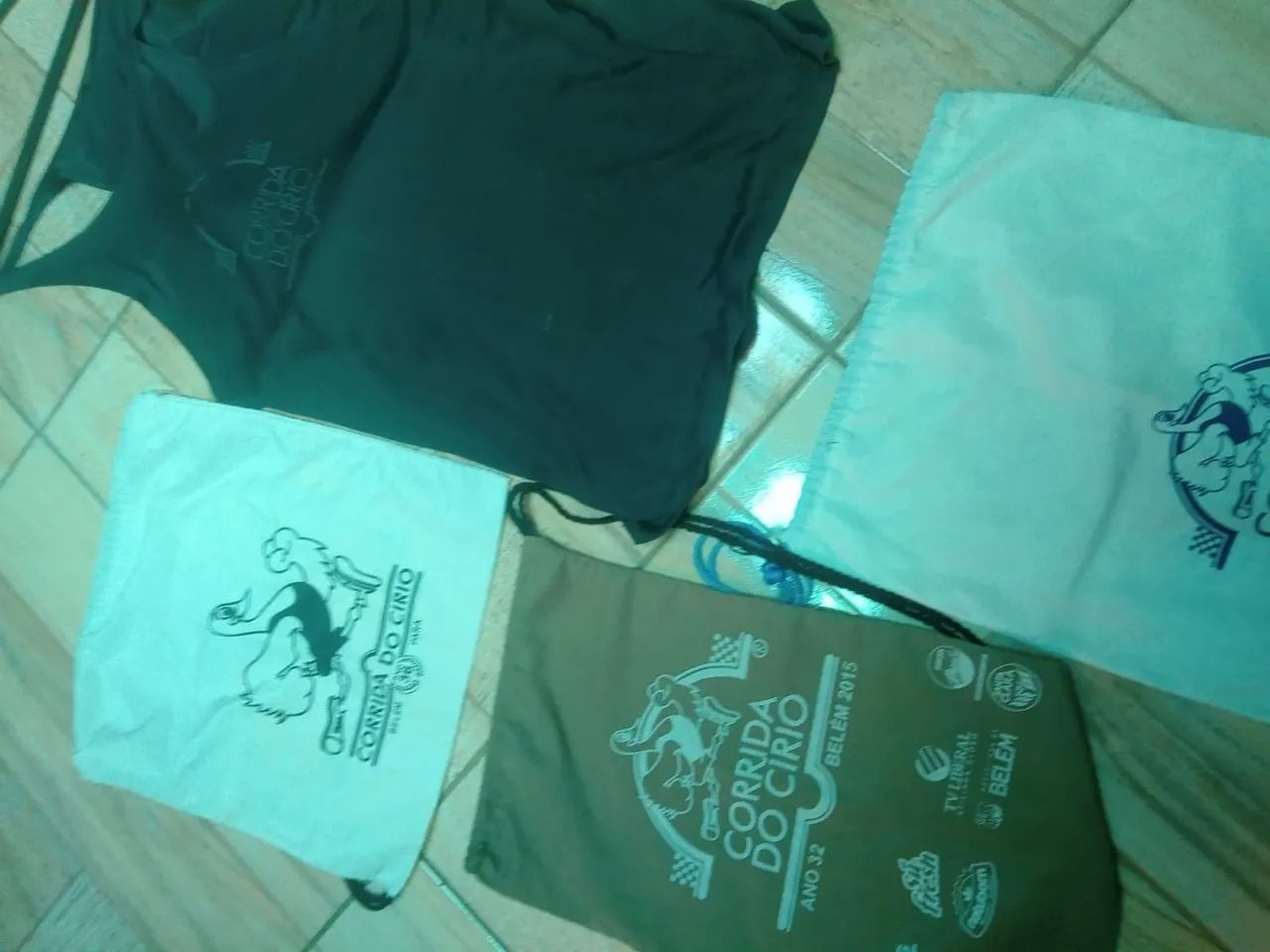 R$65 Camisa e sacolas da Corrida Círio anos 80. - Foto 3