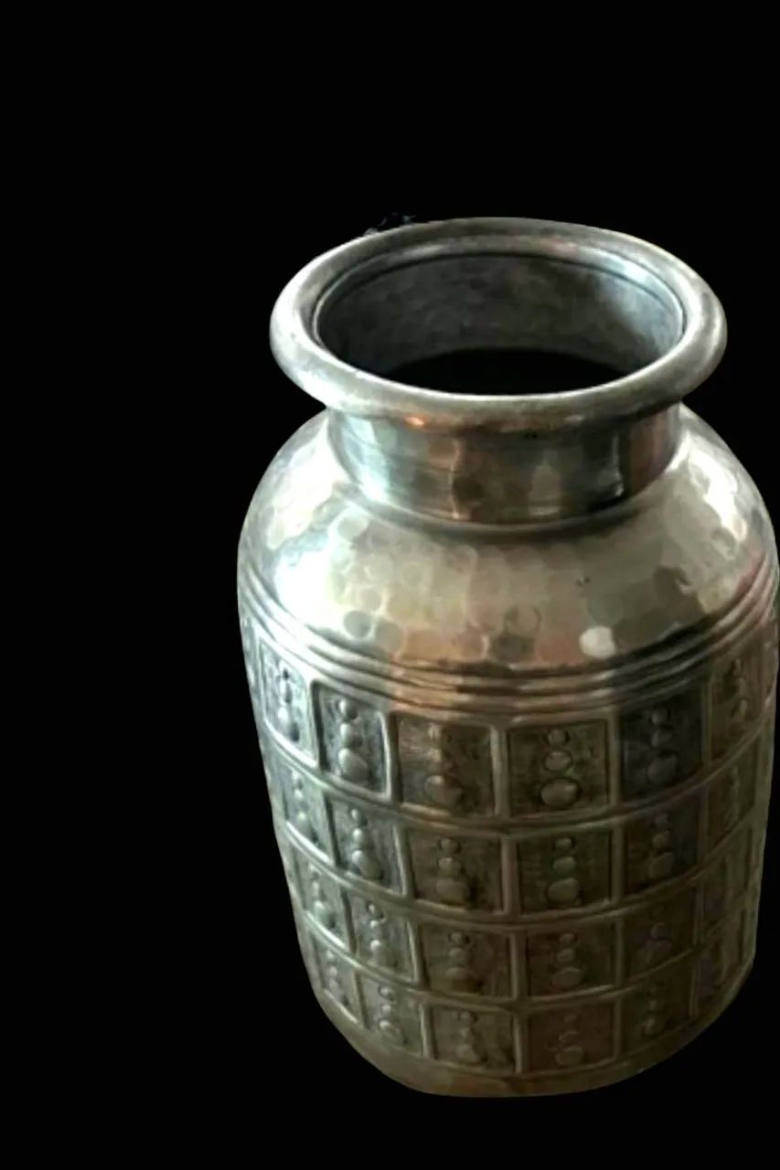 Jarros Decorativos Indianos em Metal Cinzelado - Arte Ancestral em Cada Detalhe GRANDE