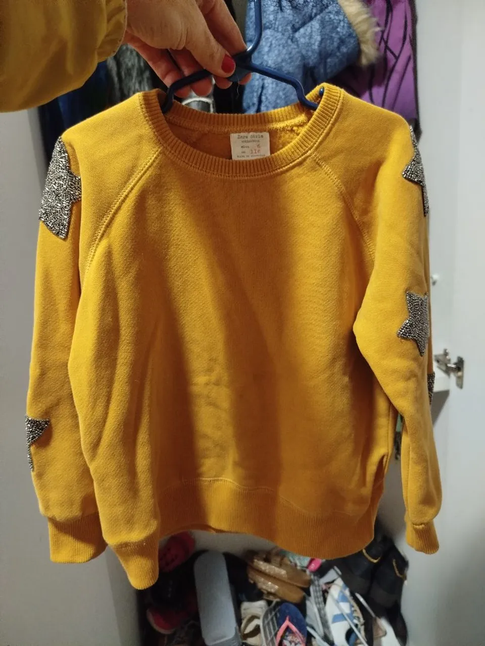 Moletom amarelo com detalhes em estrela